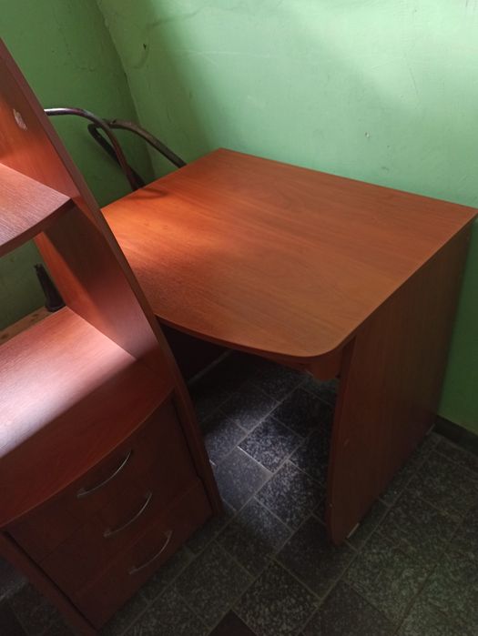 Продам в отличном состоянии школьный стол