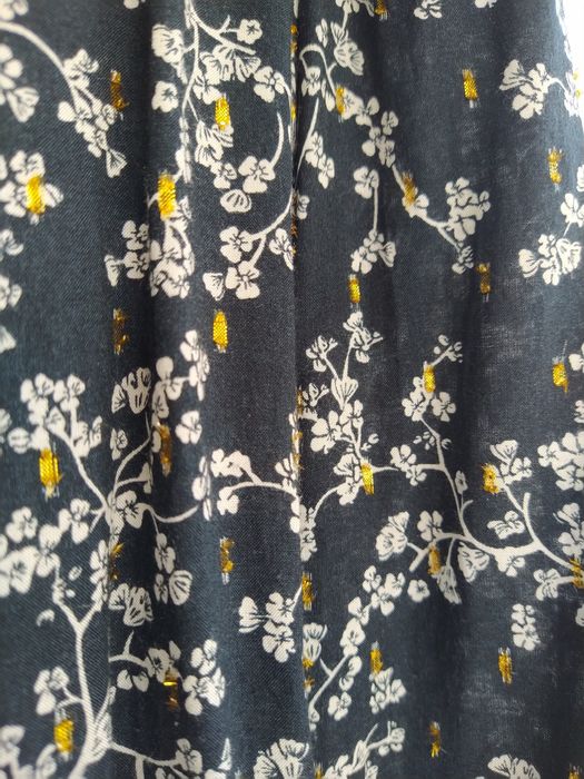 Blusa flores e apontamentos dourados - Tamanho M