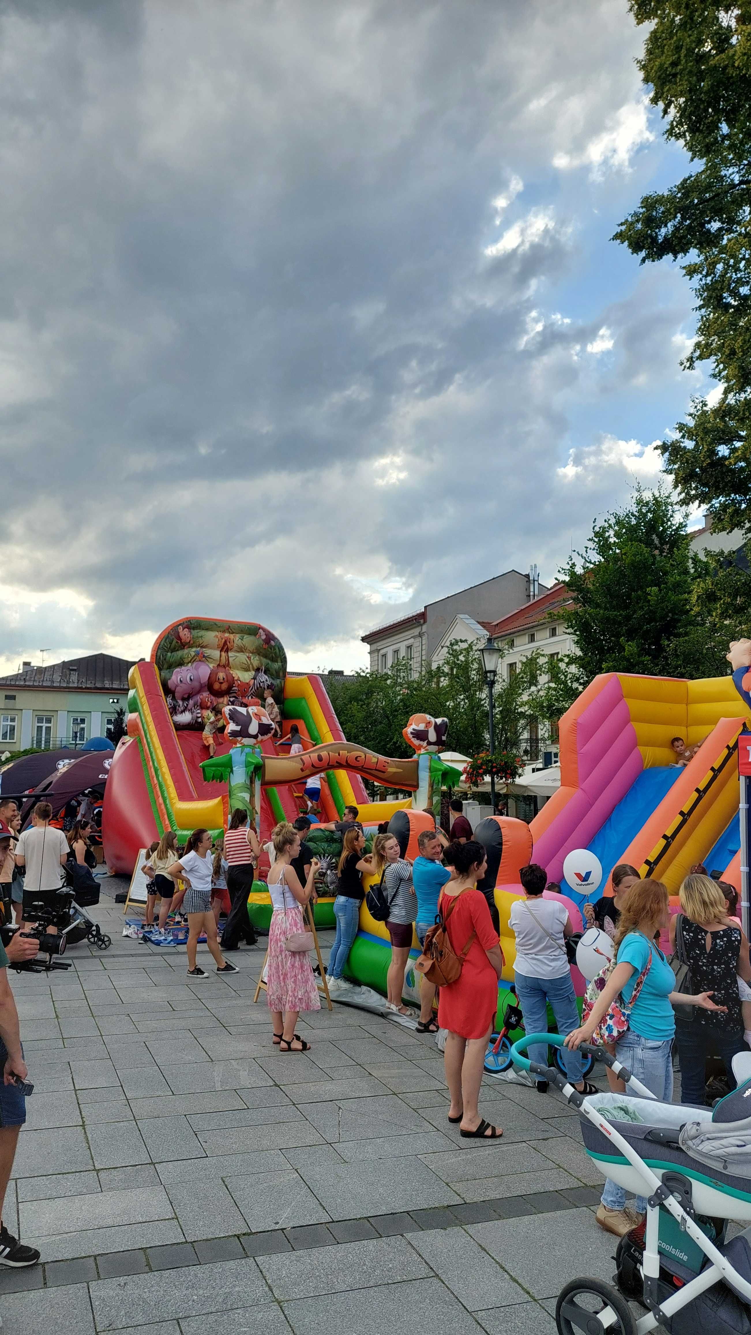 Dmuchańce dmuchaniec zjeżdżalnia animacje event pianaparty holi namiot
