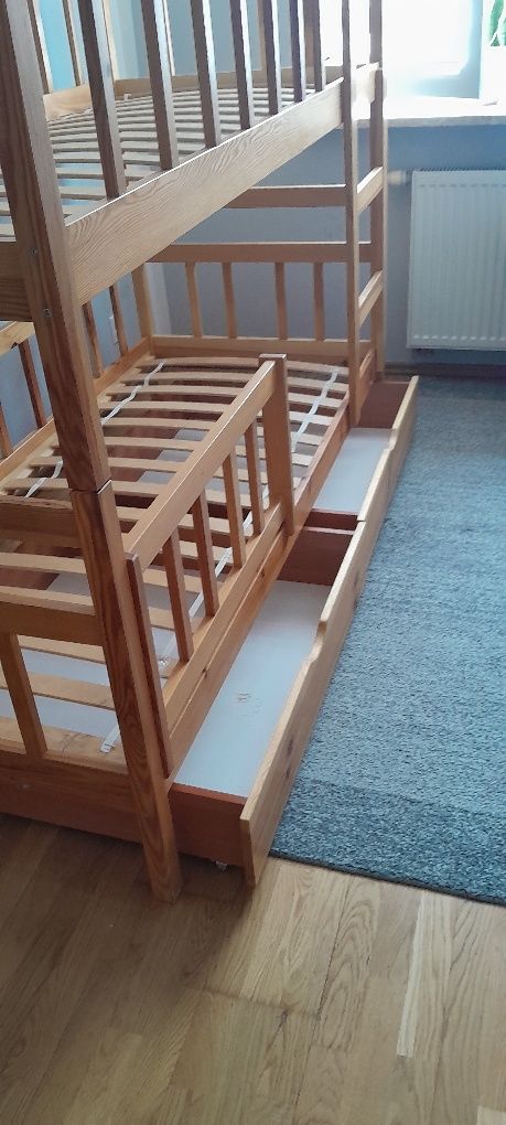 Łóżko pietrowe z szufladami.