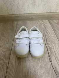 Кросівки дитячі для дівчинки білого кольору.