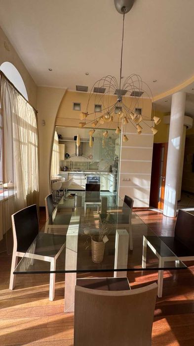 Двоповерхова  квартира (без комісіі )Хрещатик . 2хв від м. Театральна