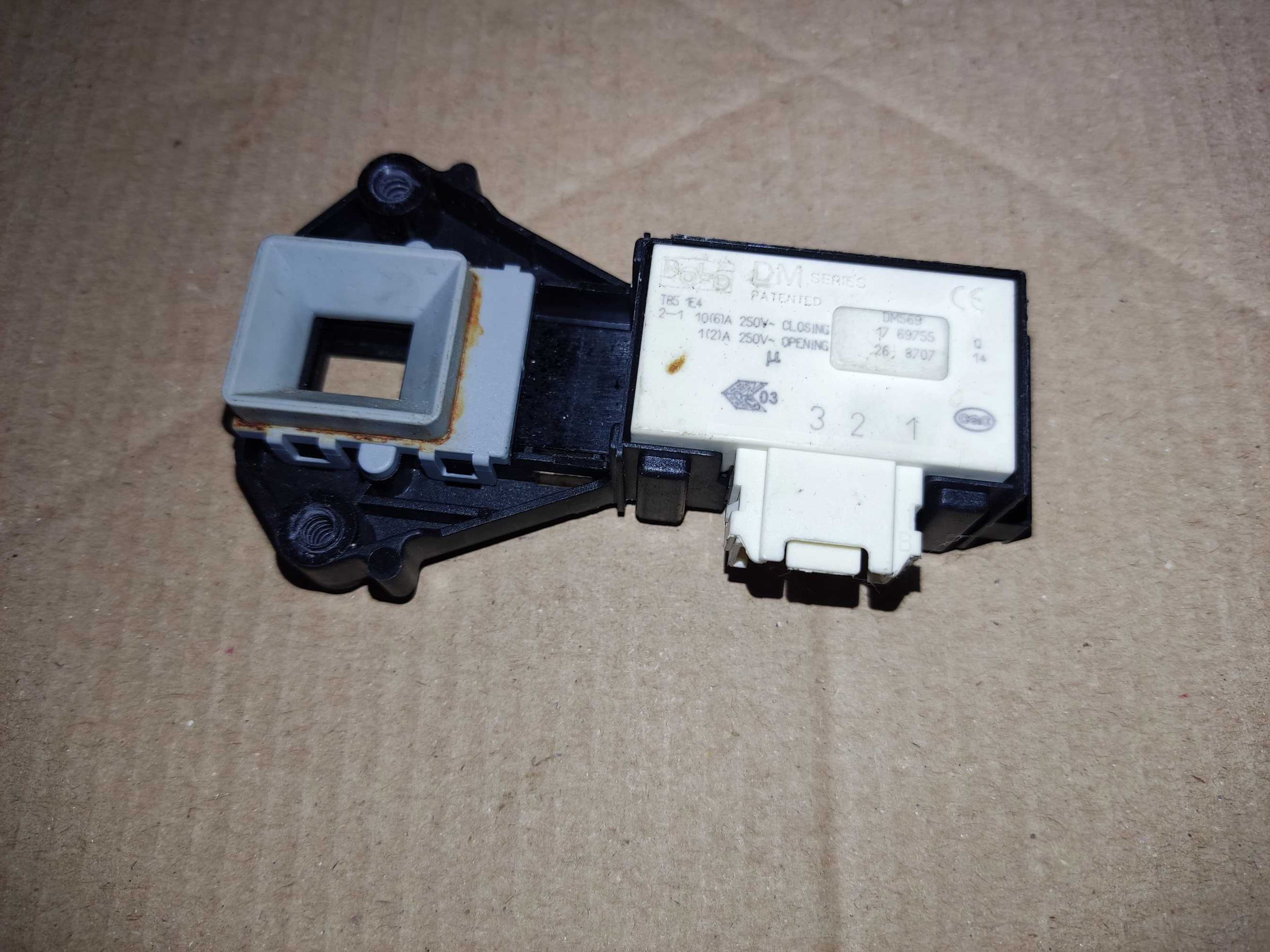 Замок DM 569 люка двери машинки Whirlpool AWS 61212