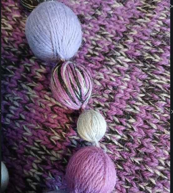 Komplet wełniany golf bezrękawnik + korale kolczyki z tej samej wełny