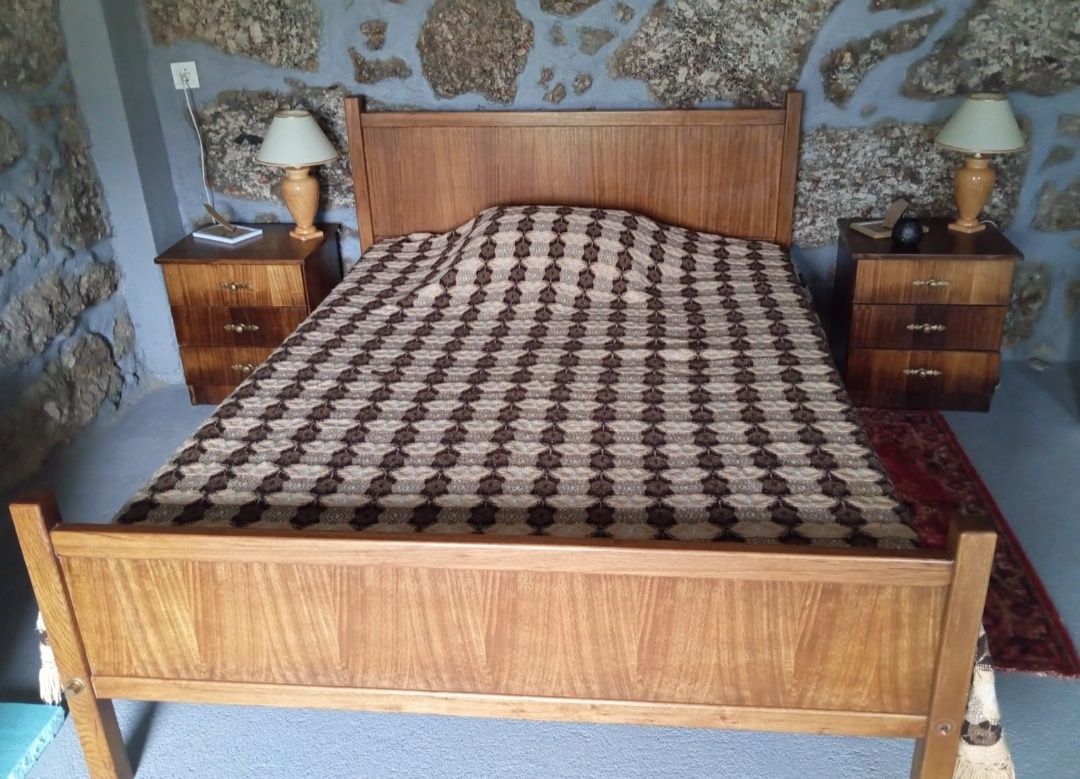 Conjunto cama com mesas de cabeceira