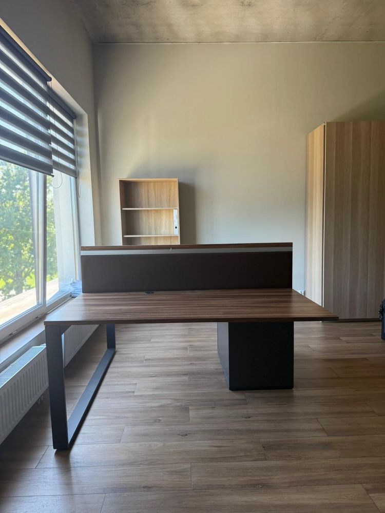 Biurko dwustanowiskowe z przegrodą – nowoczesne, solidne