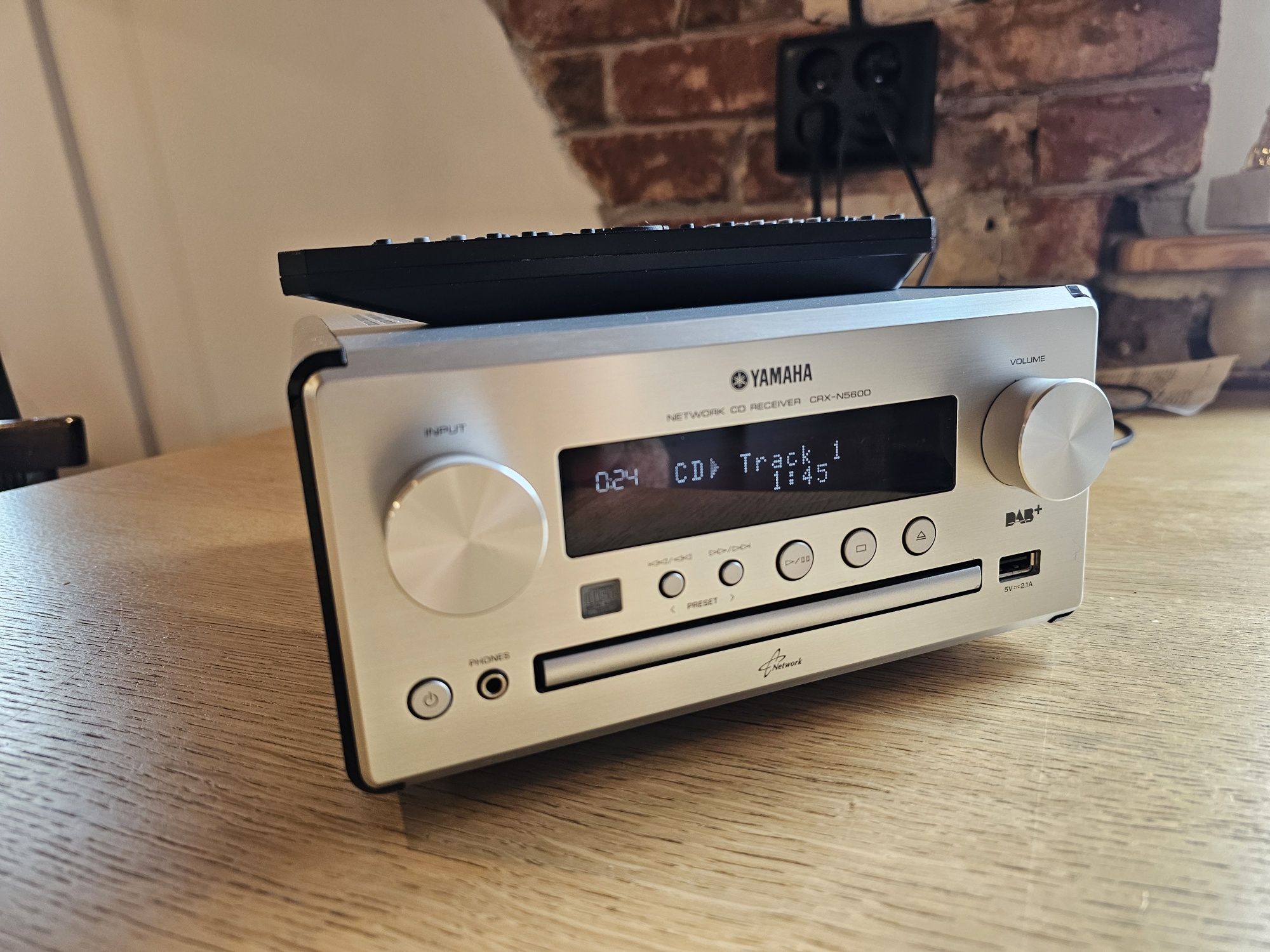 Amplituner Yamaha CRX-N560D pilot