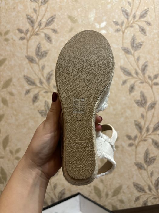 Красиві босоніжки на платформі