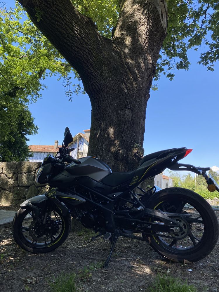 Benelli BN 125 cinza