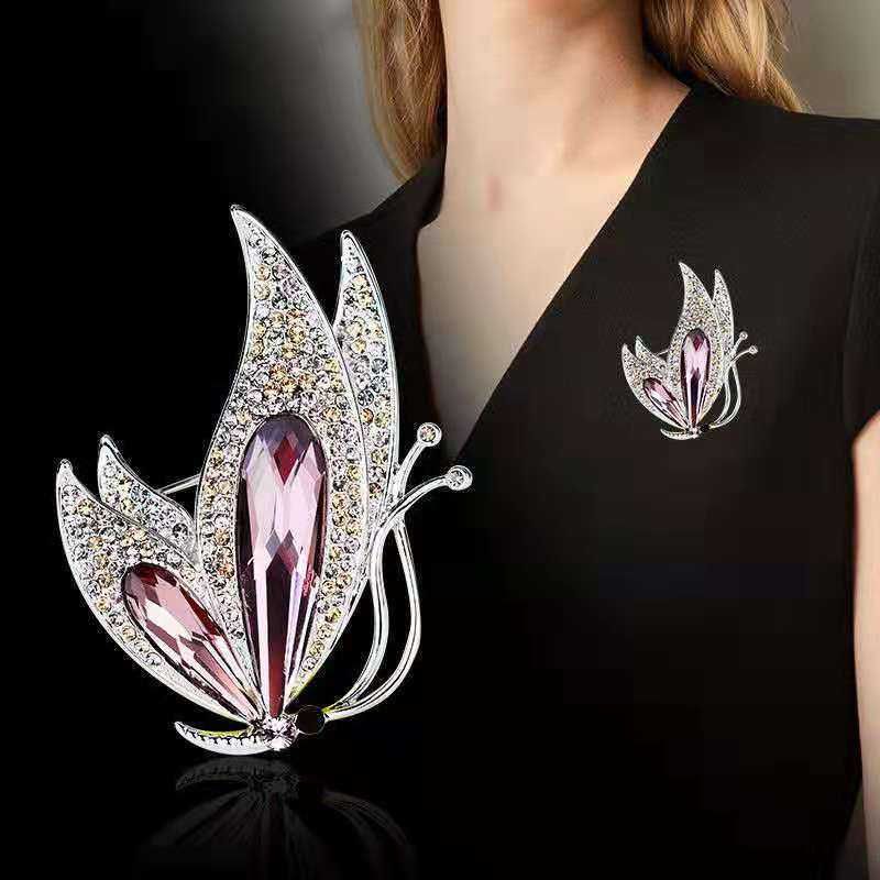 Elegancka broszka z kryształkami, motyl.