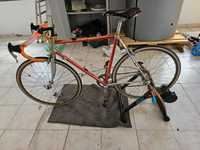Bicicleta de corrida com sistema de fixação