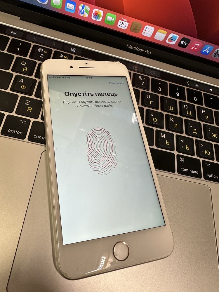 Продам iphone 8 plus 64gb r-sim скло екрану бите