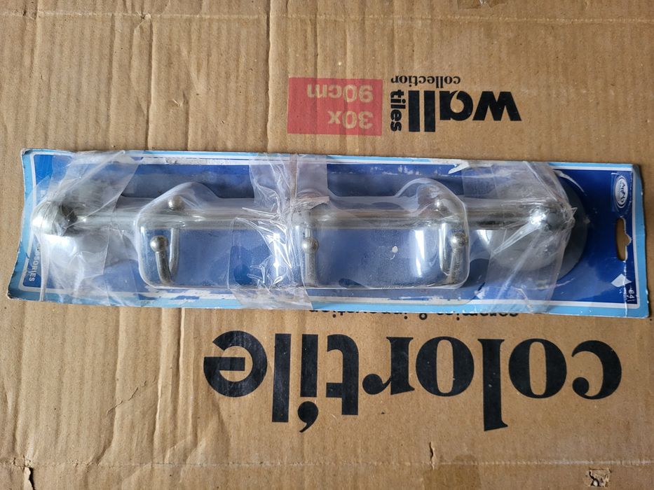 Вешалка в ванную на 3 крючка