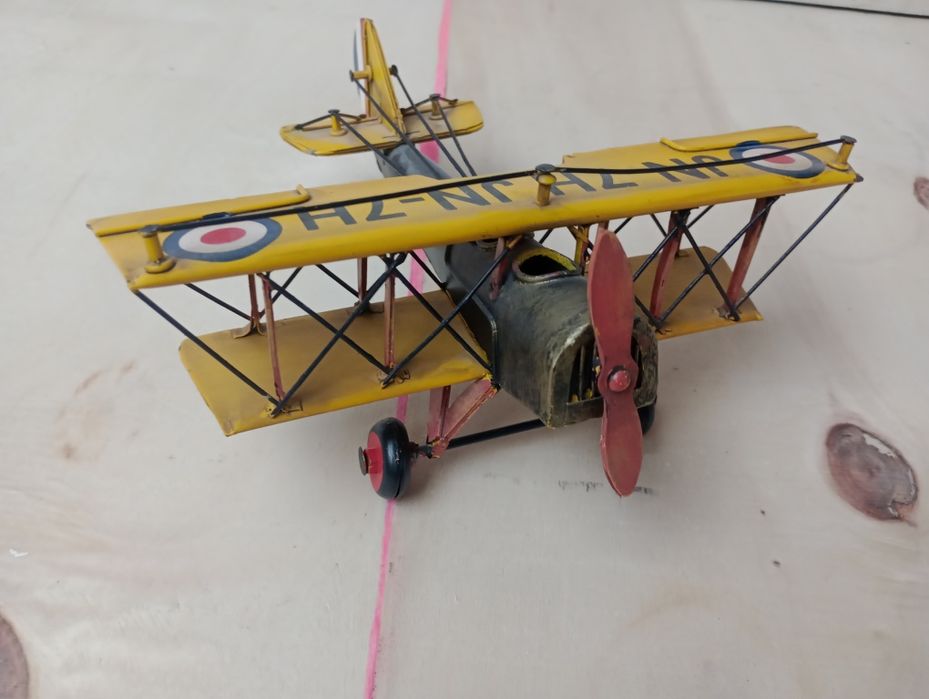 Metalowy retro samolot