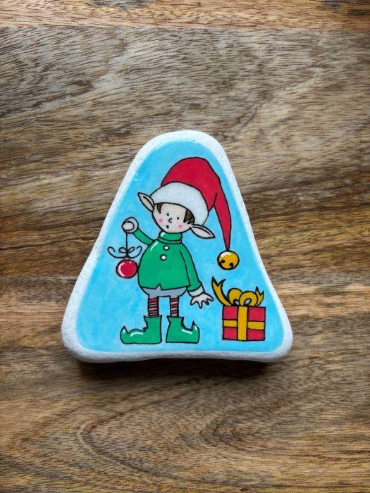 Elf świąteczny, magnes na lodówkę, malowany kamień