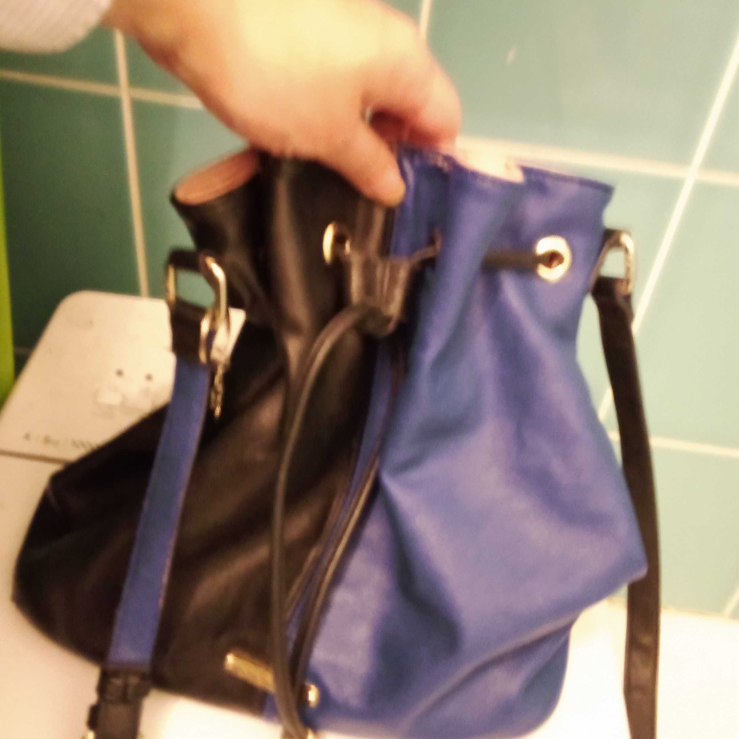 Damska torebka w kolorze czarno-niebieskim