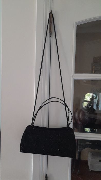 Clutch preta com missangas, com alça larga e 2 pegas com missangas