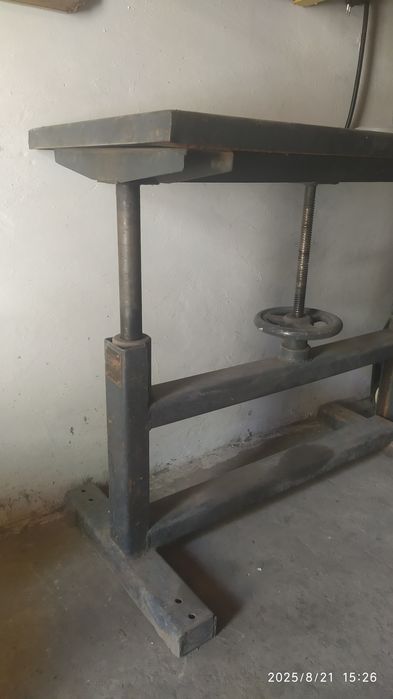 Слесарний стіл з регулюванням висоти
