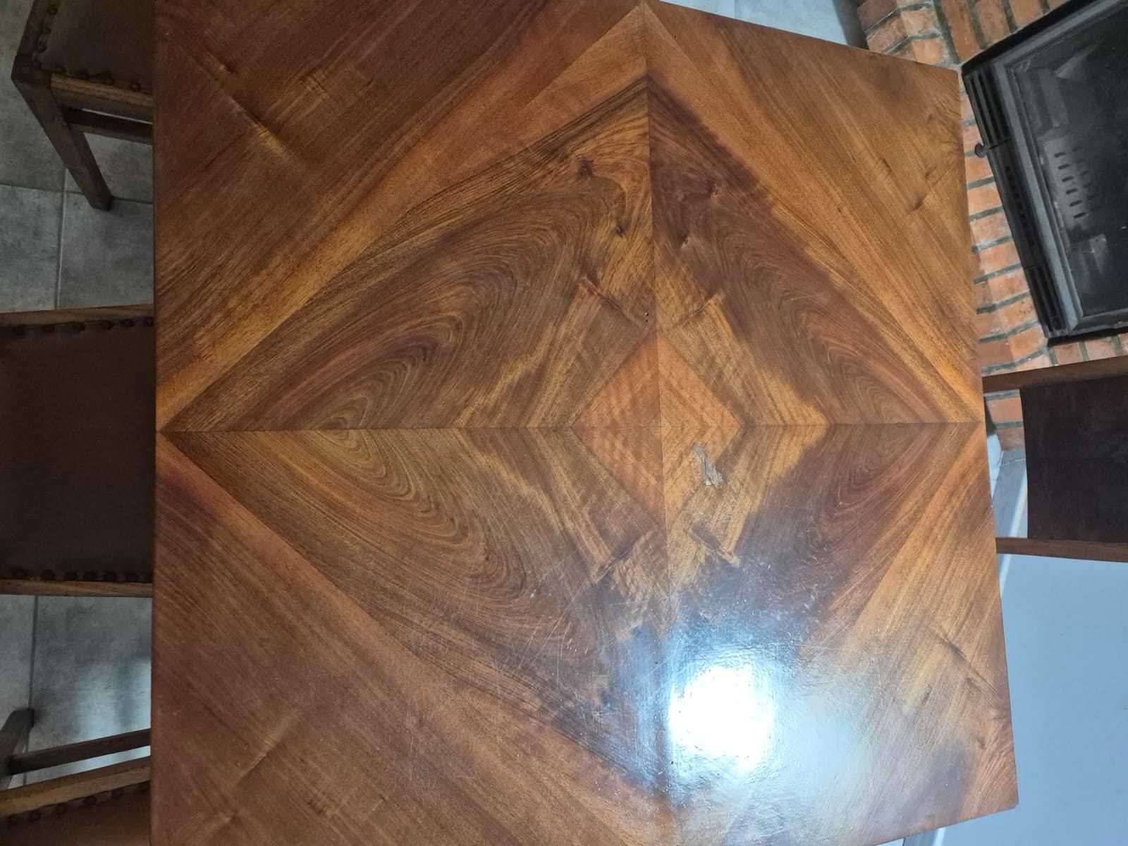 MESA DE JANTAR de até 6 lugares com 6 cadeiras