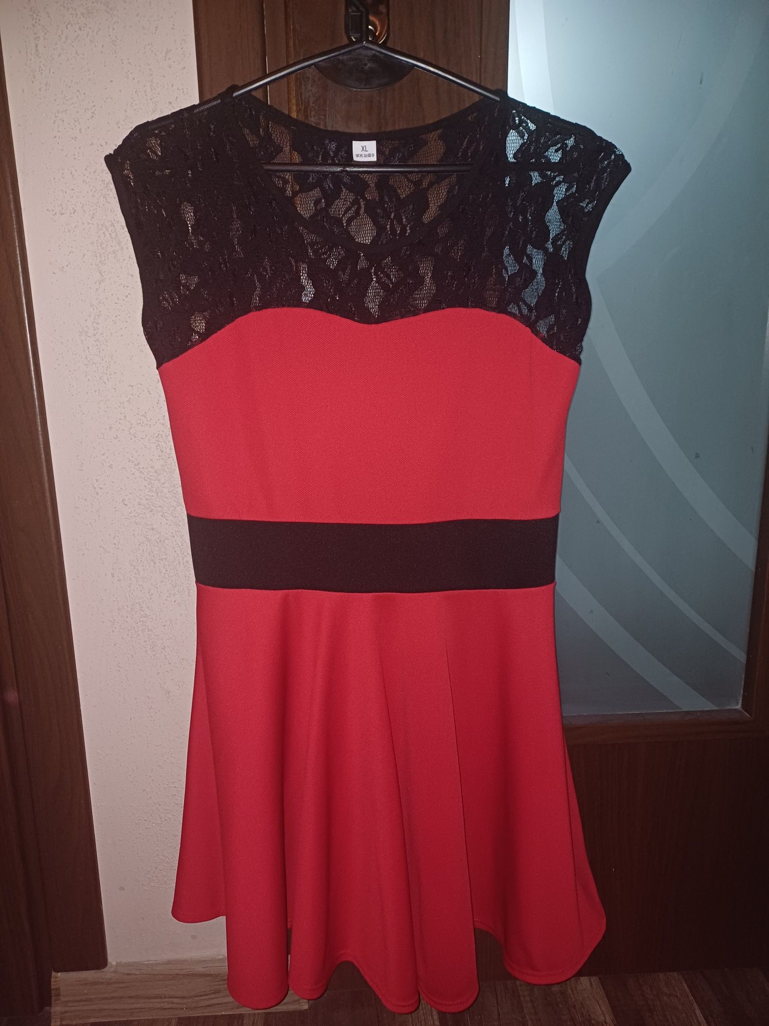 Sukienka bez rękawów z koronką 42 (XL)