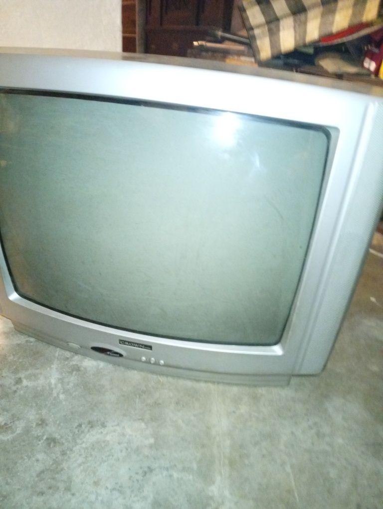 Vendo televisão Crown