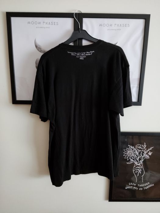 T-shirt nunca usada com bordado de obra de arte