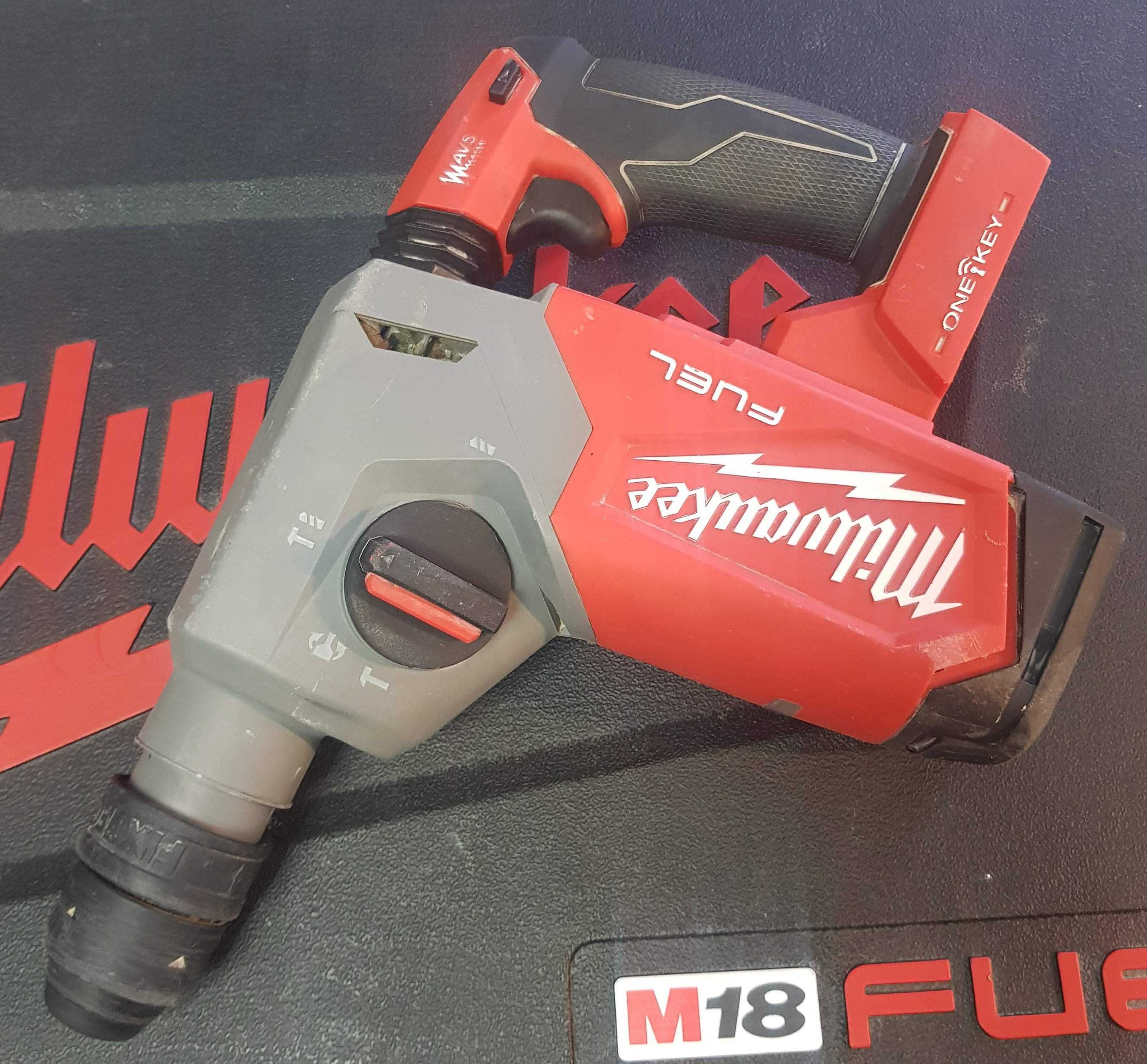 Młot Milwaukee SDS-PLUS z odsysaczem