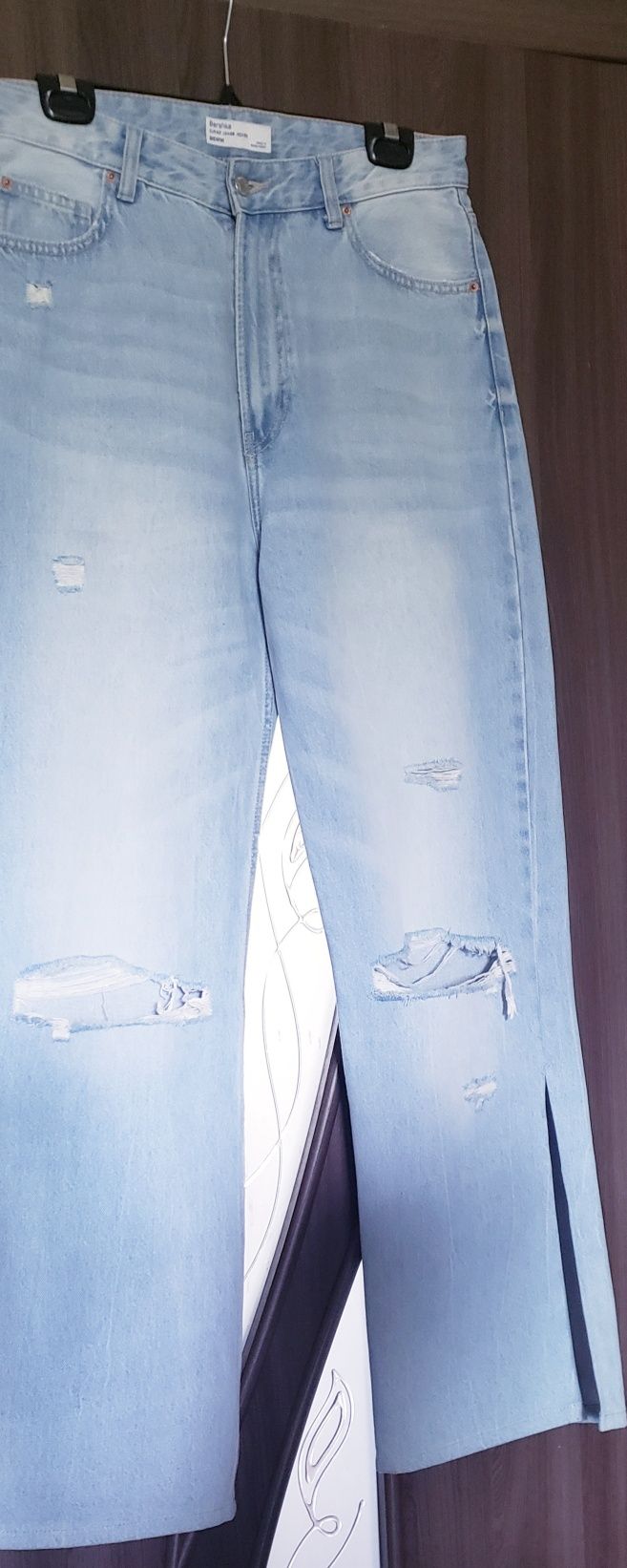 Продам женские. джинсы Bershka голубые, р. XL с разрезами