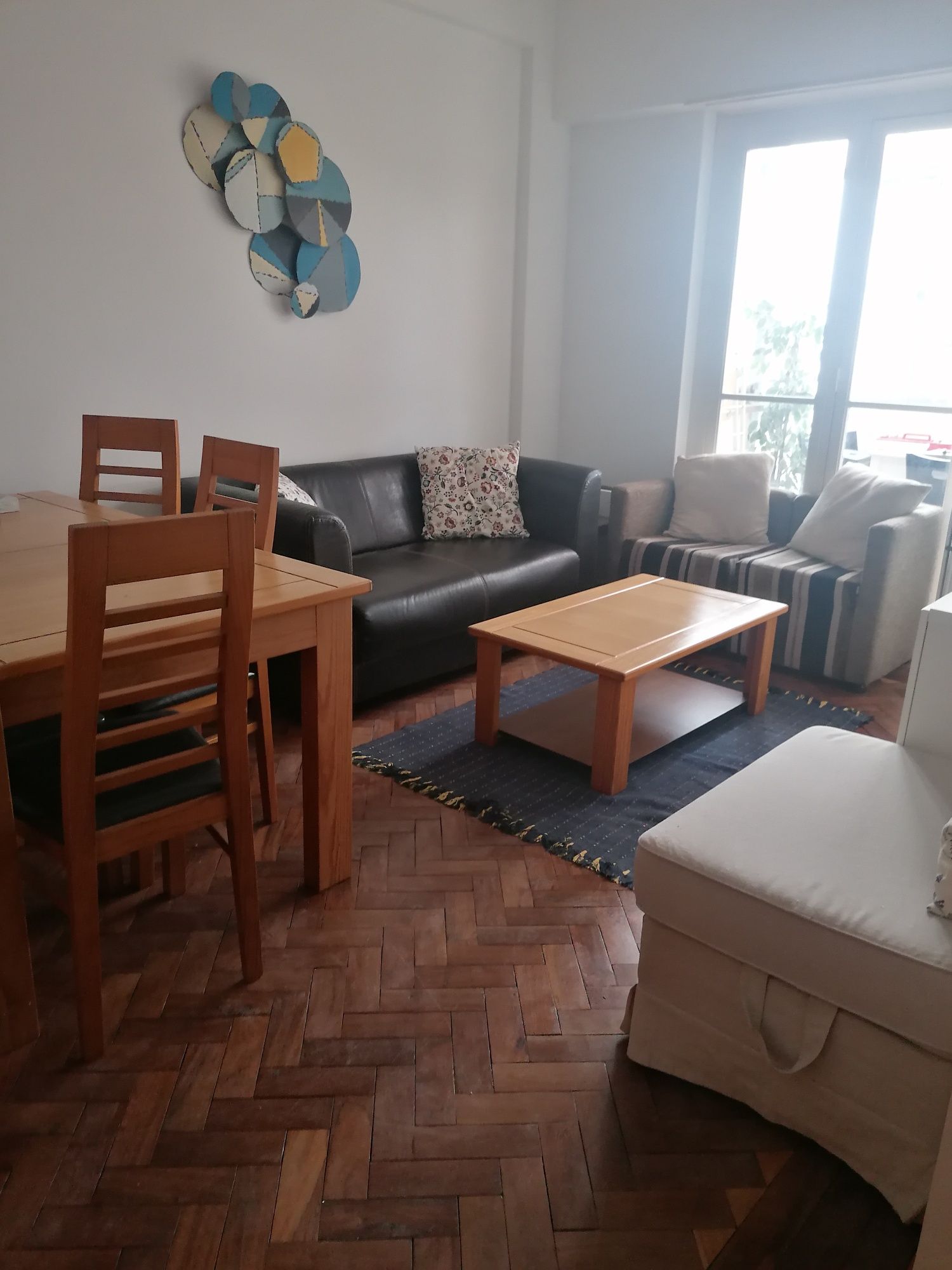Partilho apartamento com jovens profissionais ou estudantes