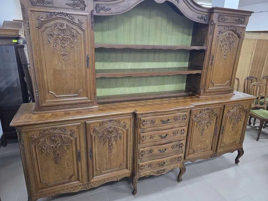 Komplet mebli w stylu ludwikowskim – kredens, barek i stół z krzesłami