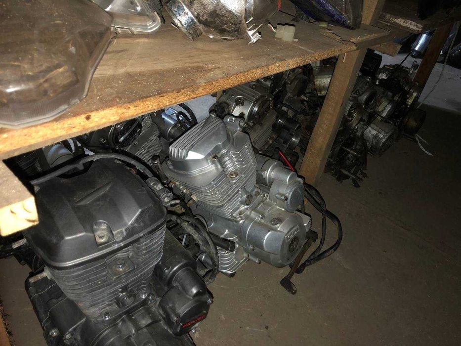 В наяності все що на фото, запчастини моторів, мотор 110куб, мотор 250