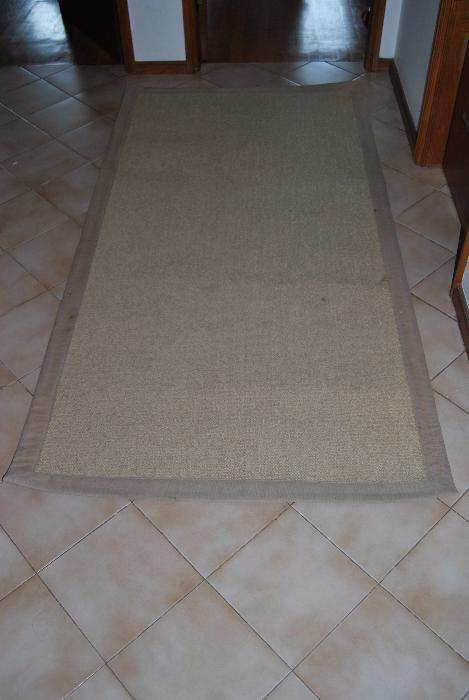 Tapete beje com rebordo em tecido - 196 X 100 cm