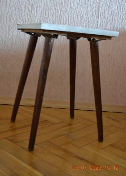Табуретка, табурет деревянная, деревянный. Выс 44 см. Сиденье 31х31 см