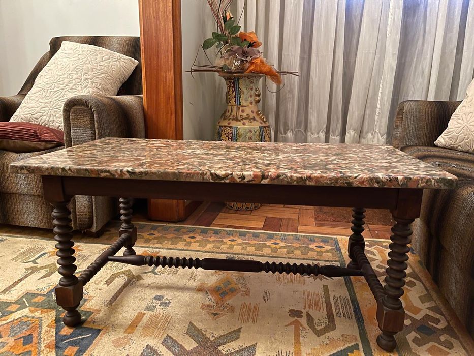 Mesa de sala com pedra mármore