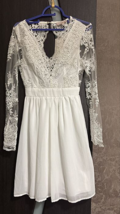 Жіноча біла сукня