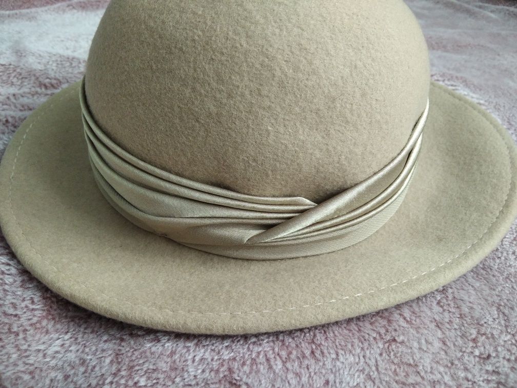 Beżowy kapelusz ze wstążką