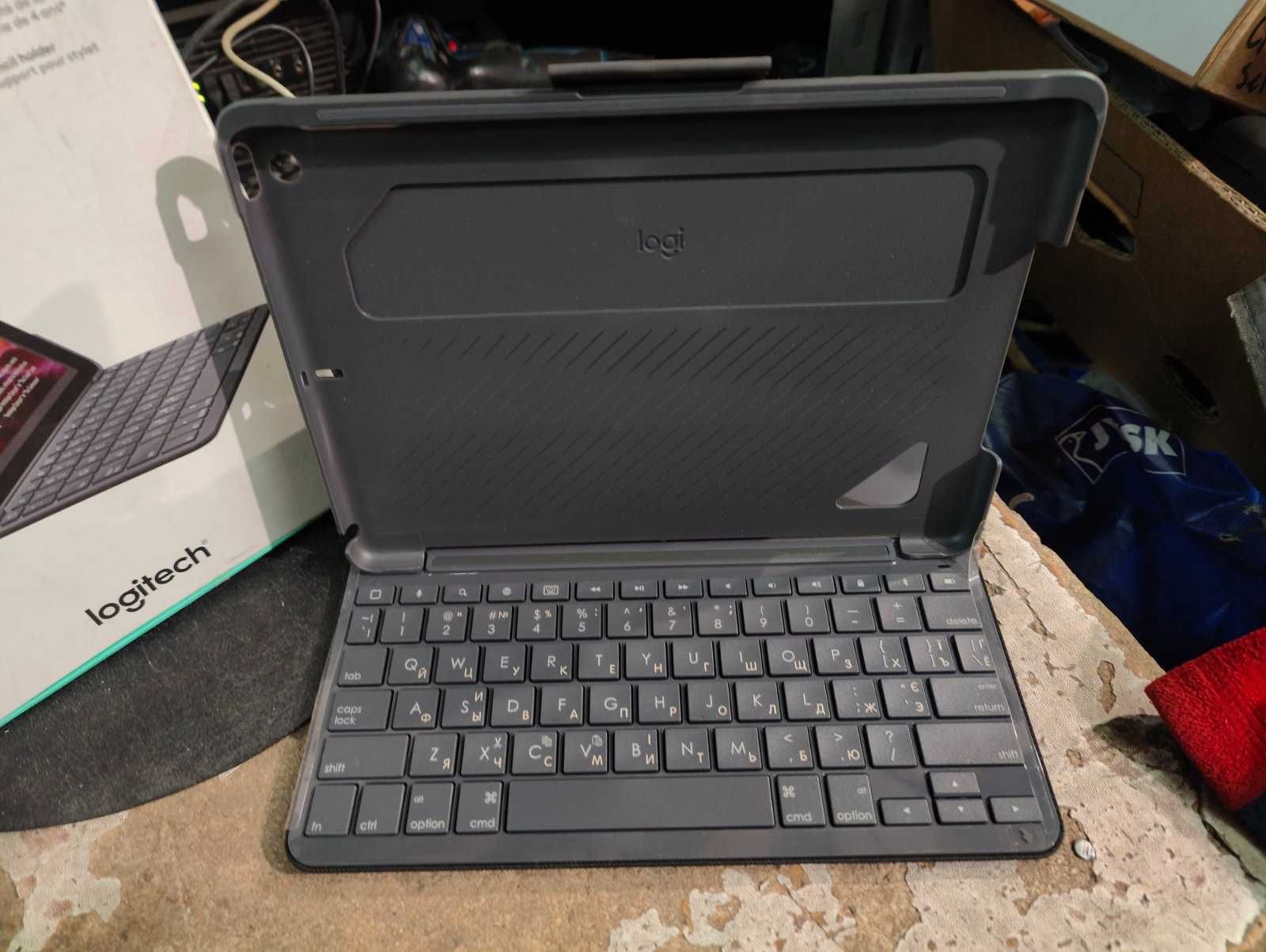 Чехол-клавиатура для планшета Logitech Slim Folio Apple iPad 5th/6th
