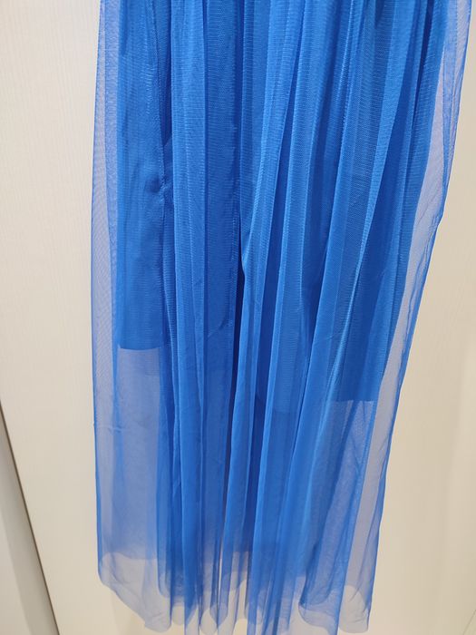 Vestido justo azul com tule