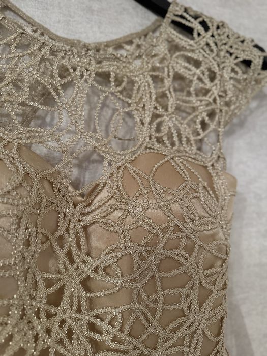 Шикарна сукня кольору шампань (золото) з відкритою спинкою