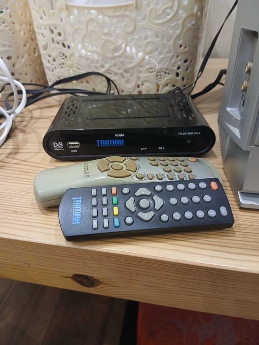 Телевізор Samsung Plano з приставкою Т2 та пультами