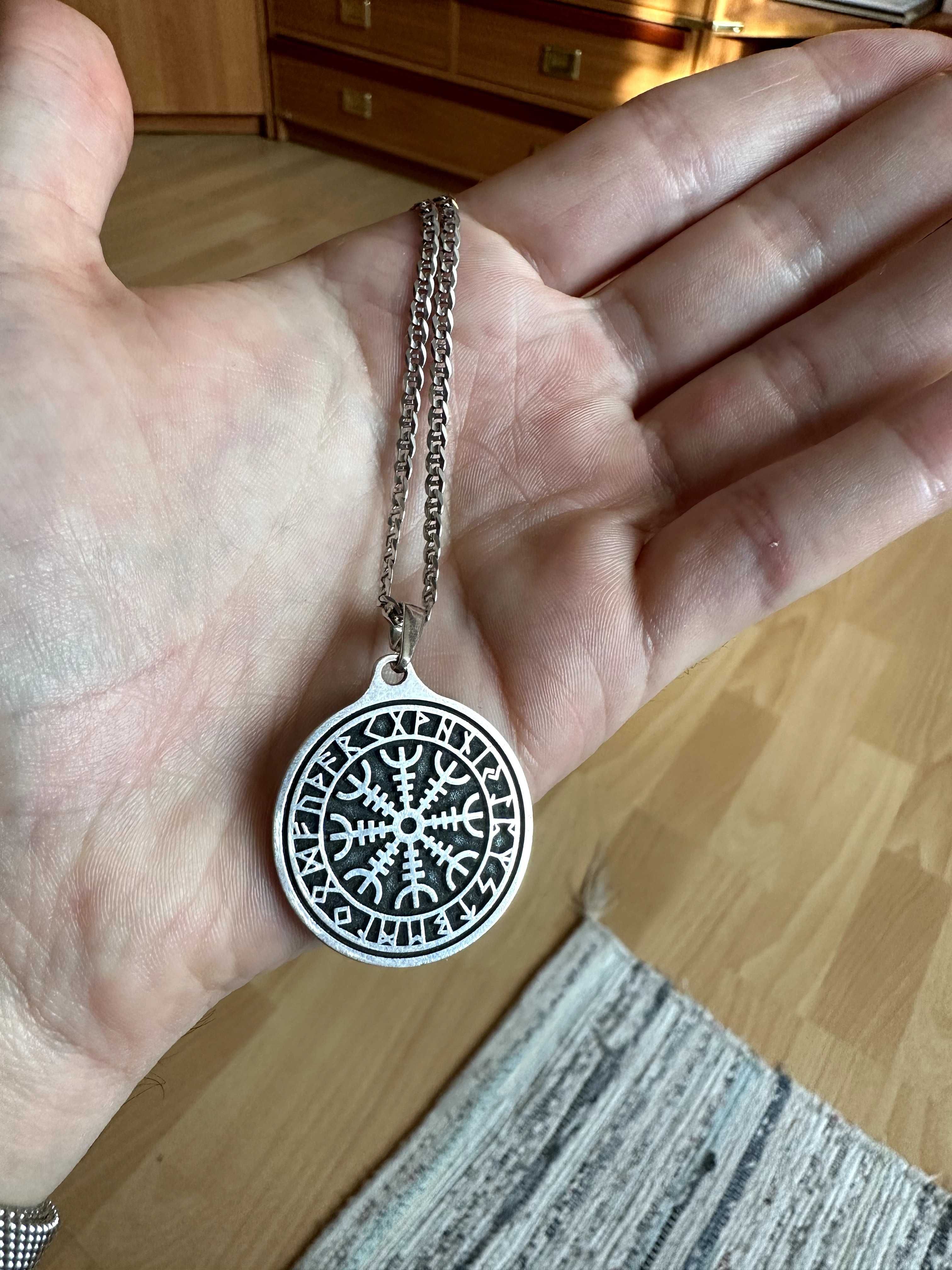 Srebny naszyjnik, tarcza algizowa AEGISHJALMUR, amulet