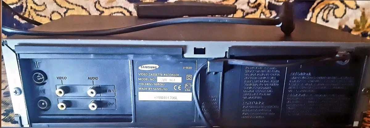 Пишущий видеомагнитофон ,,Samsung" SVR-161 с пультом