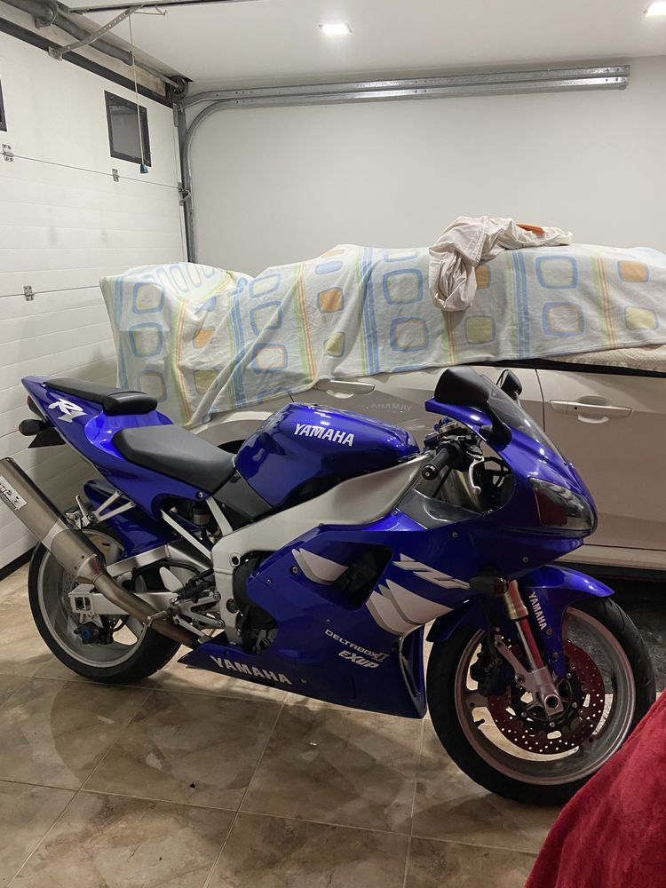 Yamaha R1 1000..