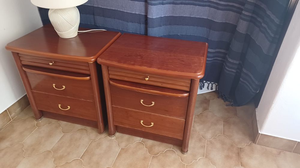 Mesas cabeçeira em madeira maciça