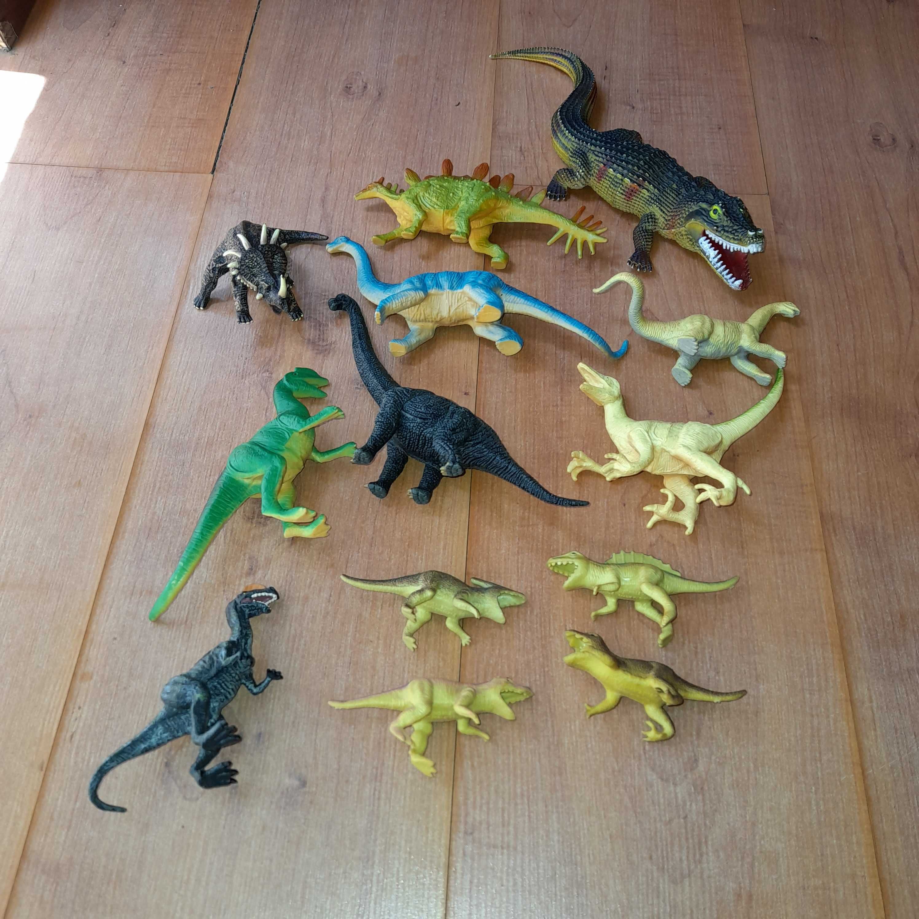 Conjunto de 13 Figuras de Plastico - Dinossauros