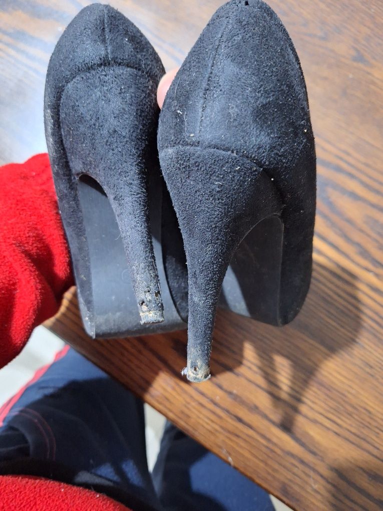 Sapatos de salto abertos pretos