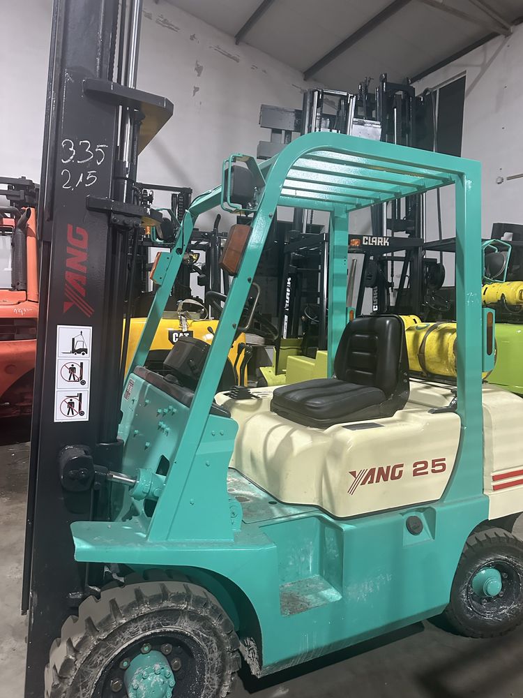 Empilhador YANG gas 2500 kgrs tiplex