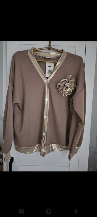 Bluzka bomberka z broszką .Połączenie brązu I złota