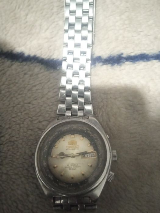 У продажу хороший наручний годинник