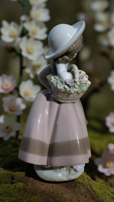 Figurka Lladro – Dziewczynka z koszem kwiatów